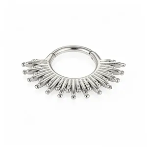 Detailansicht eines 316L Edelstahl Septum Clicker Rings mit Gothic Stachel Piercing Schmuck.