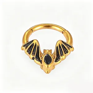 Goldener 316L Edelstahl Fledermaus Piercing Ring Detail, idealer Gothic Knorpel Ohrring.