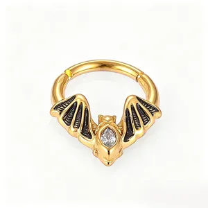Detaillierte Nahaufnahme des vergoldeten 316L Edelstahl Fledermaus Piercingrings.