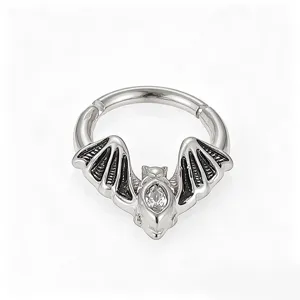 Edelstahl Fledermaus Piercing Ring Detail, klarer Kristall Akzent, Gothic Körperschmuck