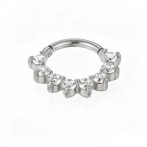 Nahaufnahme Detail eines silberfarbenen Klappsegment Piercingrings mit klaren Zirkoniasteinen.