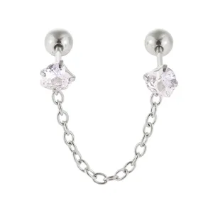 Vue détaillée de double piercing clou d'oreille chaîne avec cœur en cristal étincelant.