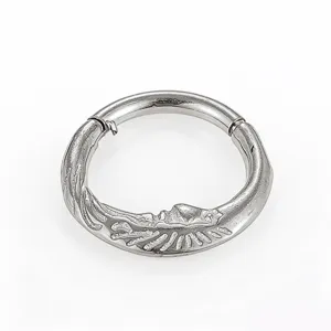 Detailansicht des 316L Edelstahl Klappsegmentrings mit stilvollem Fledermausflügel Piercing.
