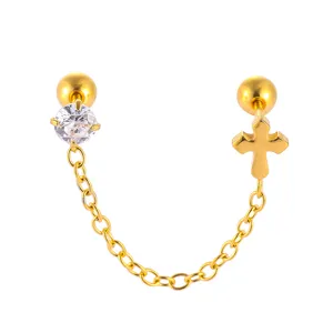 Vue détaillée de boucles d'oreilles double piercing chaîne acier avec zircon et croix.