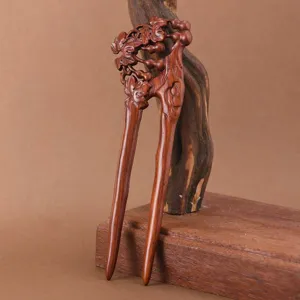 Vue détaillée de la belle double épingle à cheveux en bois de santal rouge sculptée.
