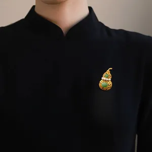 Spilla a zuppa in stile cinese oro opaco e giada, visualizzazione dei dettagli.
