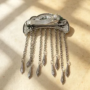Pince à cheveux de style chinois ancien avec chaînes à pampilles et accent de jade.