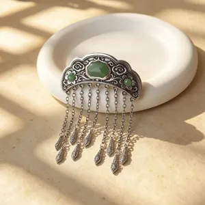 Détail de pince à cheveux pompon jade vintage style chinois, accessoire métal argenté.