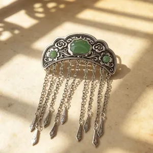 Pince à cheveux vintage en métal de style chinois avec jade vert et de délicates pampilles.