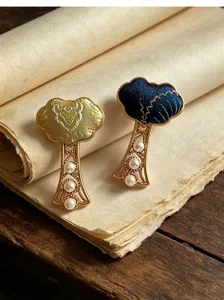 Detailansicht der chinesischen Stoffstickerei Broche mit Perlen und hohlem Golddesign.