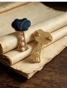 Wunderschöne baumförmige Brosche mit blauer Stickerei und Perlen für traditionelle Outfits.