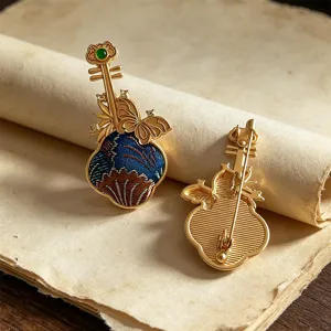 Spilla ricamata in stile tradizionale cinese a forma di pipa con farfalla, elegante accessorio.