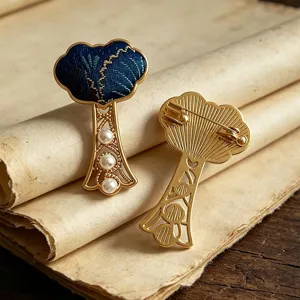 Neues chinesisches Brokat Perlen Brosche Elegantes Friedensschloss Stoff Anstecknadel Hanfu Geschenk