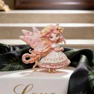 Nahaufnahme Detail der exakten rosa Feen Brosche mit funkelnden Strasssteinen verziert.