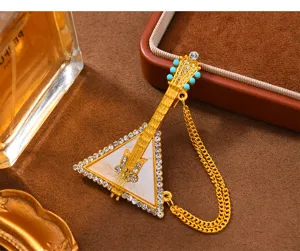 Broche de instrumento musical de diamantes de imitación vintage con cadena de borlas para abrigo de