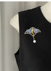 Prachtig detail van de vintage emaille feeën broche met fijne kristallen en parel.