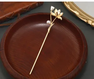 Detailansicht des eleganten Lotus Perlen Haarschmucks, traditionelles chinesisches Design.