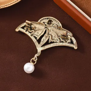 Vintage Emaaltje Bloem Elf Broche Parel Hanger Retro Legering Jas Pin Accessoires