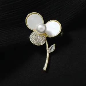 Elegante goldene Blumenbrosche mit Perle und Strass, perfektes Accessoire für Pullover.