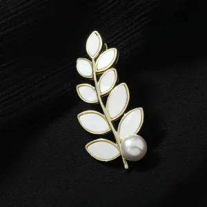 Elegante vergoldete Blatt Brosche mit weißem Harz und Perle, stilvoller Pullover Schal Pin.