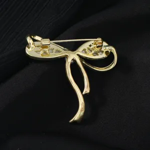 Goldene Schleife Brosche Nadel Rückseite Detailansicht, eleganter Pullover Zubehör Clip.