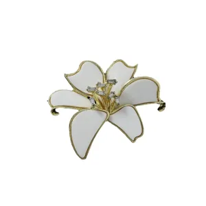 Elegante weiße Lilien Brosche mit Goldrand als modisches Accessoire für Damen Pullover.