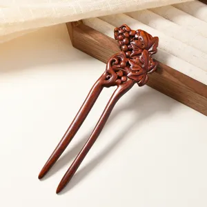 Epingle a cheveux double en bois avec details de raisin sculptes, style vintage.