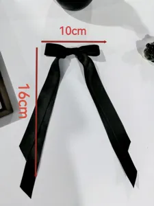 Dettaglio della clip per capelli con fiocco nero a doppio strato e misure 10x16cm