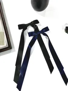Eleganti fermagli per capelli con doppio fiocco in raso e lunghi nastri neri e blu.