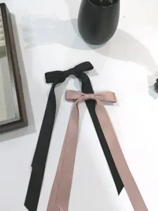 Eleganti fermagli per capelli a doppio fiocco con lunghi nastri in nero e rosa cipria