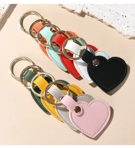 Detalle de coloridos llaveros de cuero en forma de corazón con anillas de oro.