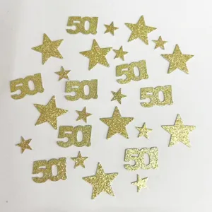 Λεπτομέρεια από χρυσά γκλίτερ νούμερο 50 και αστέρια για διακόσμηση τραπεζιού