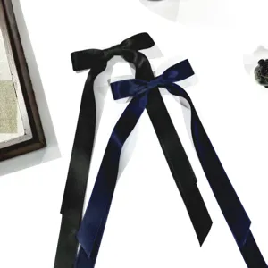 Elegante fermaglio per capelli a doppio fiocco con lunghi nastri in nero e blu.