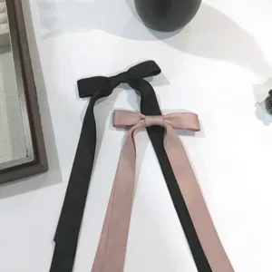 Eleganti fermagli per capelli con fiocco in nastro a doppio strato nero e rosa antico.