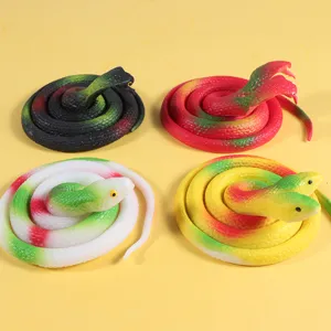 Set di 4 serpenti giocattolo realistici in gomma colorata per scherzi di Halloween