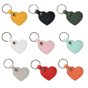 Juego de nueve llaveros de cuero con forma de corazón en colores muy vibrantes.