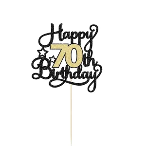 Détail du cake topper 'Happy 70th Birthday' en paillettes noires et dorées