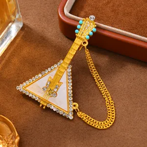 Broche vintage de instrumento musical con diamantes de imitación y cadena para abrigo