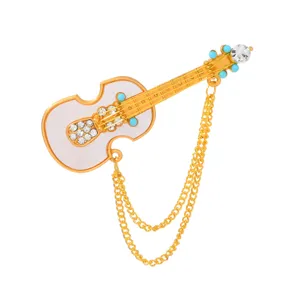 Broche de violín de estilo vintage dorado con cristales de estrás y cadena de borla colgante.