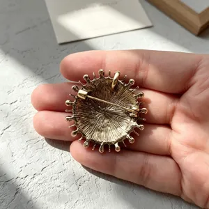 Broche pendentif soleil vintage en alliage couleur or rétro ethnique accessoire bijoux