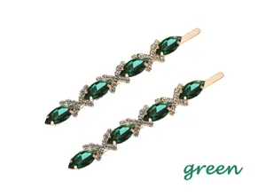 Détail de pince à cheveux en strass cristal vert avec des pierres scintillantes.