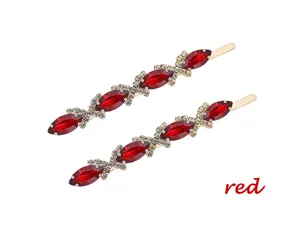 Vue détaillée de la pince à cheveux strass rouge coréenne, long clip cristal étincelant.