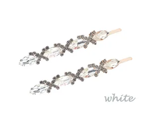 Vue détaillée d'élégantes pinces à cheveux en or rose avec strass et zircons scintillants.