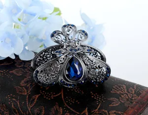 Molla per capelli gunmetal con cristallo blu a goccia design vintage traforato donna.
