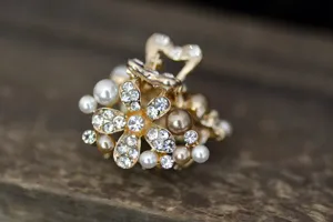 Mini pearl flower hair claw clip cute rhinestone metal small hair grab for daily style
