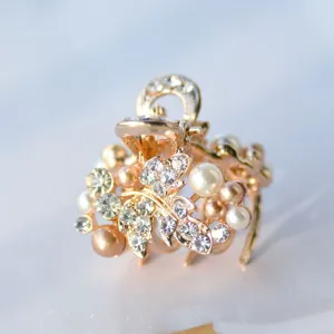 Pearl floral mini hair claw clip for bangs, stylish Korean hair accessories and cute claw.
