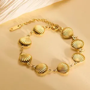 Pulsera de conchas dorada vista de detalle, elegante estilo playa joya primer plano.
