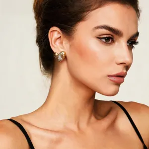 Detailansicht goldener Vintage-Herz-Ohrringe mit Strass, elegante luxuriöse Schmuckdetails.