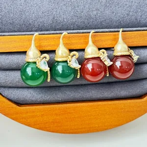 Retro chinesischer Stil Kürbis Achat Ohrringe Detail, mit roten und grünen Edelsteinen in Gold.