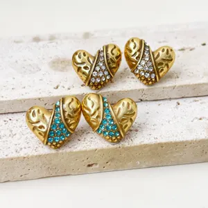 Vintage goldfarbene Herz Ohrstecker mit Strasssteinen Detailansicht für elegante Damen Ohrringe.